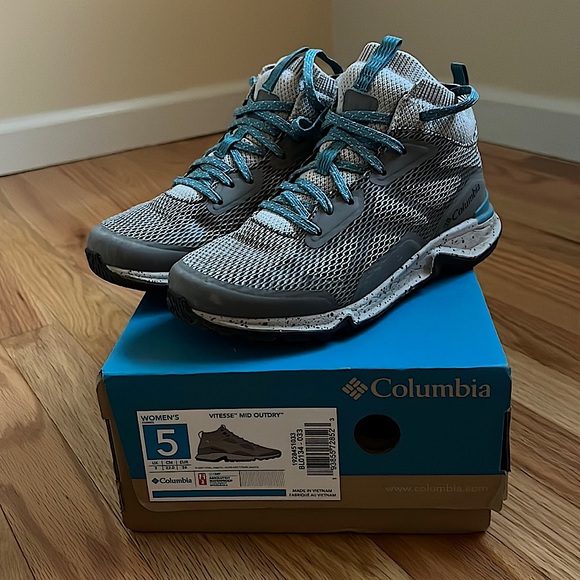 Women’s Columbia Hiking Shoes - Picture 2 of 6